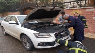 Gaziantep’te aracın motor kısmına sıkışan kediyi itfaiye kurtardı