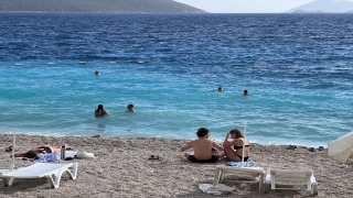 Kaş’ta tatilciler denize girmenin keyfini çıkardı