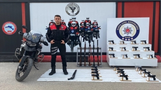 Adana’da polis denetimlerinde 100 ruhsatsız silah ele geçirildi