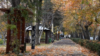 Isparta’da parklar ve mesire alanları sonbahar renklerine büründü