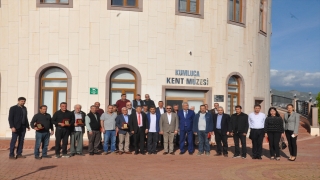 Kumluca’da 25 yılını dolduran esnafa plaket verildi