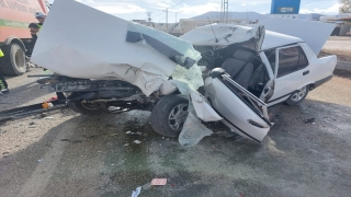 Isparta’da otomobilin yol süpürme aracına çarptığı kazada 2 kişi öldü
