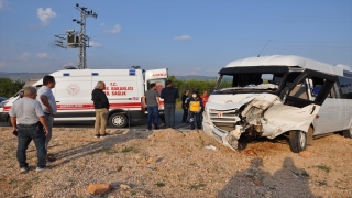 Mersin’de öğrenci servisiyle otomobil çarpıştı