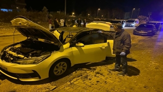 Adana’da kundaklanan otomobilde hasar oluştu