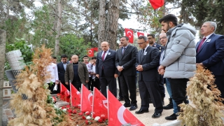 YPG/PKK’lı teröristlerin katlettiği Ayşenur öğretmen mezarı başında anıldı