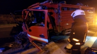 Mersin’de tıra çarpan kamyonetin sürücüsü öldü