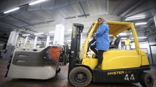 Geri dönüşüm fabrikasının ağır yükünü ”Tülay usta” taşıyor