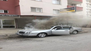 Mersin’de otomobilde çıkan yangını esnaf söndürdü