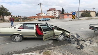 Burdur’da öğrenci servisiyle otomobil çarpıştı