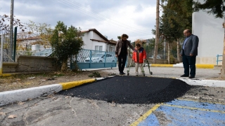 Isparta Belediyesi, engelli öğrencinin hayatını kolaylaştırmak için okuluna rampa yaptırdı