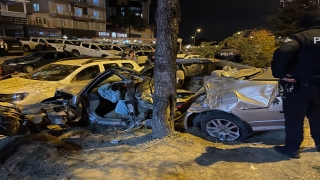 Isparta’da otomobil ağaca çarptı, 2 kişi yaralandı