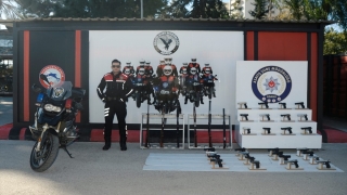 Adana’da polis denetimlerinde 118 ruhsatsız silah ele geçirildi