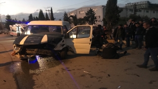 Kahramanmaraş’ta minibüsle otomobilin çarpıştığı kazada 4 kişi yaralandı