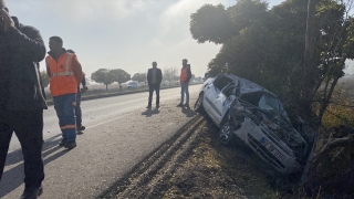 Kahramanmaraş’ta lastiği patlayan otomobil şarampole devrildi, 3 kişi yaralandı