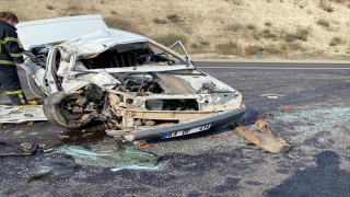 Gaziantep’te kamyona çarpan otomobildeki 1 kişi öldü, 2 kişi yaralandı