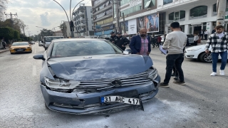 Dörtyol’da iki otomobil çarpıştı