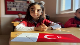 Antalyalı minik öğrenciler ilk mektuplarını terörle mücadele eden Mehmetçik’e yazdı