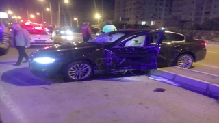 Mersin’de aydınlatma direğine çarpan otomobilin sürücüsü yaralandı