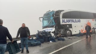 Antalya’da tır ile yolcu otobüsünün çarpıştığı kazada 3 kişi yaralandı