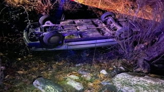Adana’da devrilen otomobilin sürücüsü yaralandı