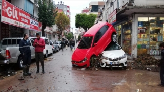 Antalya’da kuvvetli yağış sele neden oldu