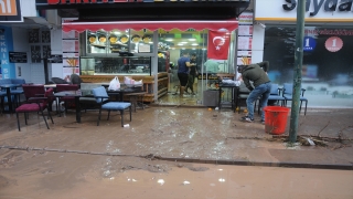 Antalya’da kuvvetli yağış sele neden oldu