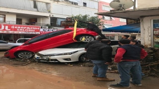 Antalya’da kuvvetli yağış sele neden oldu