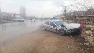 Kahramanmaraş’ta minibüsle otomobilin çarpıştığı kazada 3 kişi yaralandı