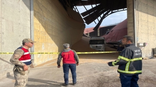 Hatay’da çatısı çöken depodaki operatör ile tır sürücüsü yaralandı