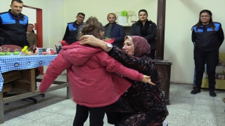 Adana’da polis eşlerinden öğrencilere kıyafet yardımı