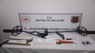 Antalya’da antik kentte kaçak kazı yapan 2 şüpheli yakalandı