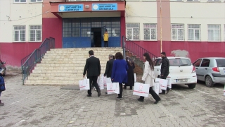 Elbistan’da Yetim Koordinasyon Merkezi’nden kardeş okula kırtasiye desteği