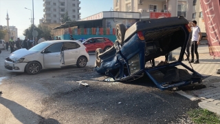 Mersin’de çarpışan iki otomobilden birinin ters dönmesi kameraya yansıdı