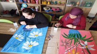 Osmaniye’de şizofreni hastaları resim ve el işi çalışmalarıyla terapi oluyor