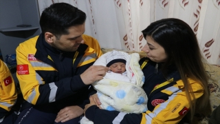 Burdur’da doğuma giden hamile kadın ve bebeğine ambulansta hayati dokunuş