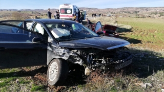Gaziantep’te iki otomobilin çarpıştığı kazada 3 kişi yaralandı