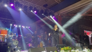 Şarkıcı Merve Özbey Hatay’da konser verdi