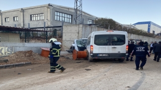 Gaziantep’te servis aracının çaptığı kamyonetin altında kalan 2 işçi öldü