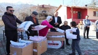 Pozantı’da ilkokul öğrencilerine kıyafet yardımı