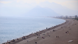 Antalya’da vatandaşlar ile turistler denize girdi, kanoya bindi