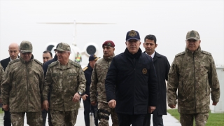 Bakan Akar, beraberindeki komutanlarla Suriye sınırında inceleme ve denetlemelerde bulunuyor