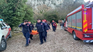 Antalya’da antik kentin surlarından düşen turist yaralandı