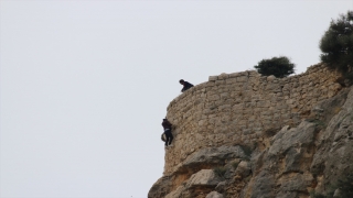 Adana’da Kozan Kalesi’ndeki kayalıklarda mahsur kalan genç kurtarıldı