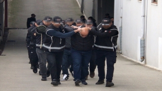 Adana merkezli suç örgütü operasyonunda yakalanan 26 zanlı tutuklandı
