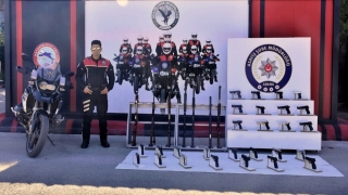 Adana’da polis denetimlerinde 116 ruhsatsız silah ele geçirildi