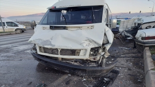 Kahramanmaraş’ta minibüs ile otomobilin çarpıştığı kazada 2 kişi öldü, 4 kişi yaralandı