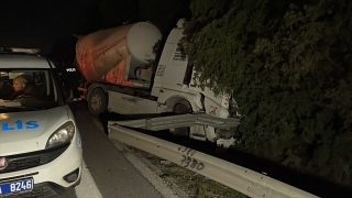 Adana’da refüjdeki bariyerlere çarpan silobasın şoförü öldü