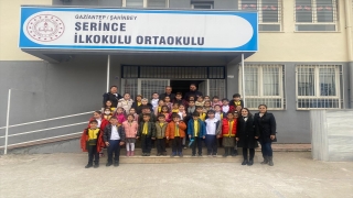 Gaziantep’te öğrencilere kıyafet ve kitap hediye edildi