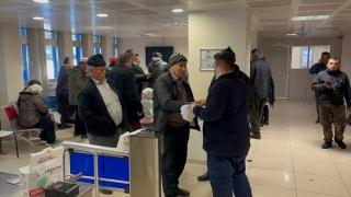 Antalya ve çevre illerde EYT’liler SGK önlerinde yoğunluk oluşturdu