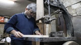 Gaziantepli bağlama ustasının yaptığı ”tar” öğrencilere eğitimlerinde kolaylık sağlıyor